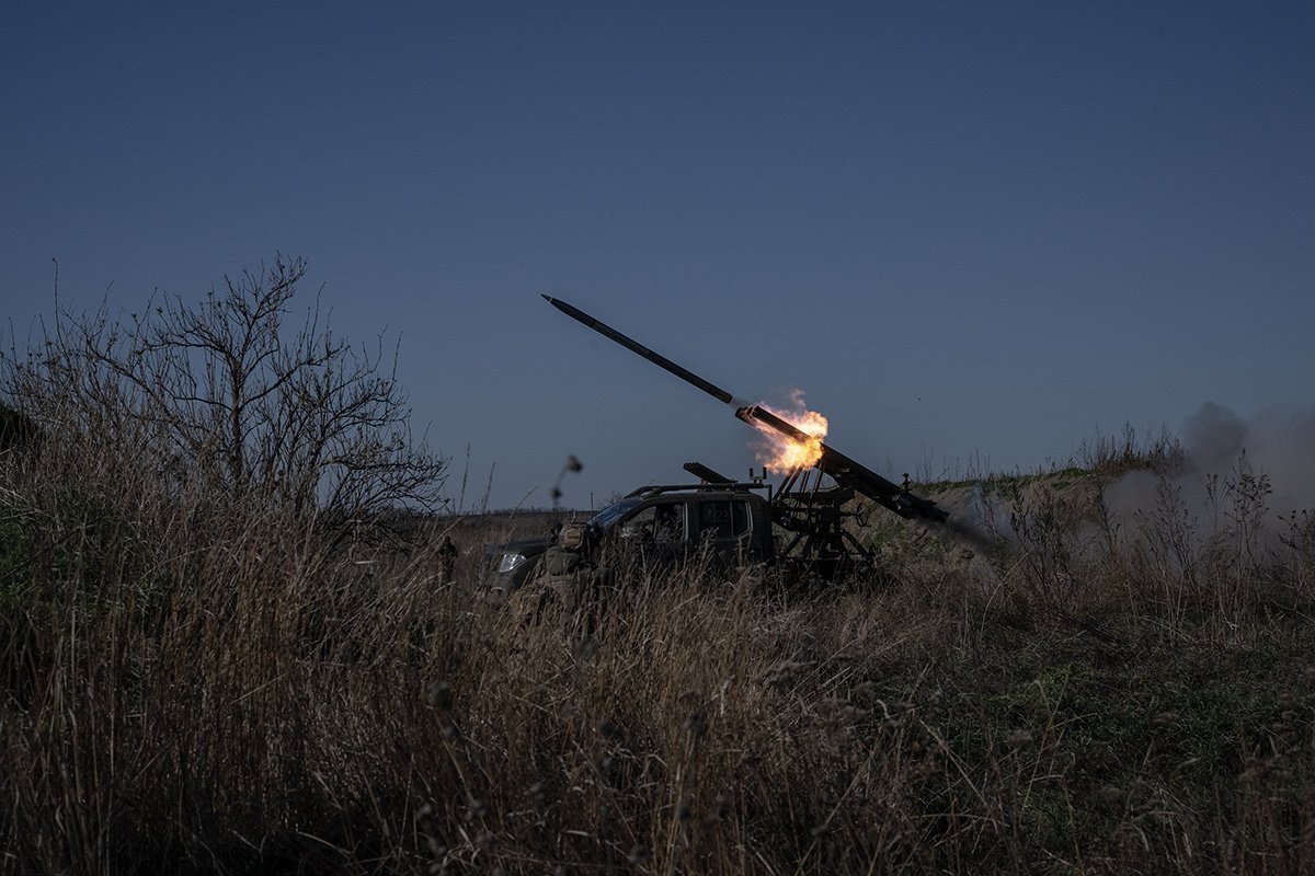 Артиллерийские подразделения 108-й бригады территориальной обороны украинской армии, несут дежурство во время обстрела российских позиций из систем залпового огня «Мини-Град». Фото: Ozge Elif Kizil / Anadolu / Getty Images