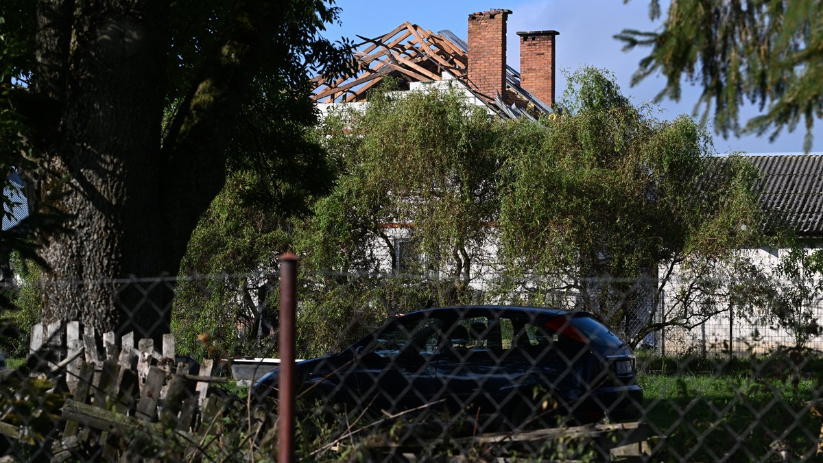 Крыша жилого дома, разрушенного российским дроном в Вырыки, Польша, 10 сентября 2025 года. Фото: Wojtek Jargilo / EPA