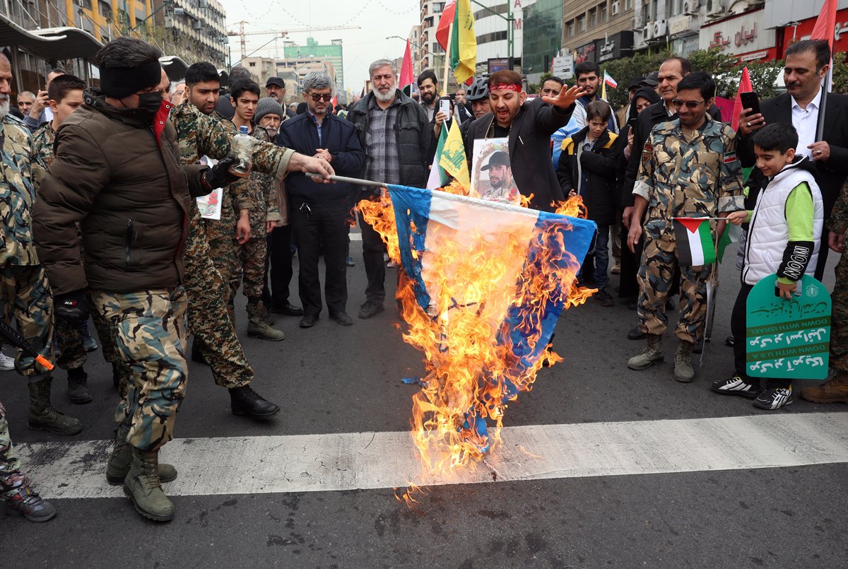 Митингующие выступают против бомбардировок Израиля по Ирану в Тегеране, 13 июня 2025 года. Фото: Atta Kenare / AFP / Scanpix / LETA