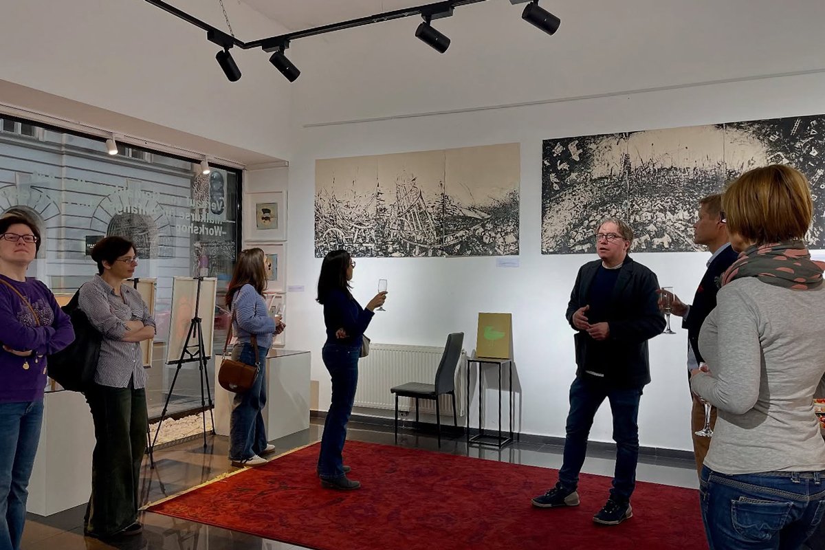 Максим Трудолюбов на открытии персональной выставки в Maya Galerie, 12 марта 2025 года. Фото: @maya_galerie_wien /  Instagram