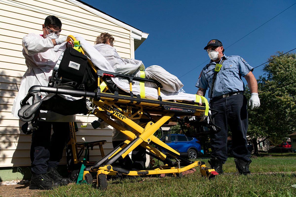 Парамедики готовятся к транспортировке пациента с COVID-19 в больницу в Глен-Берни, штат Мэриленд, США, 7 октября 2020 года. Фото: Alex Edelman / EPA-EFE