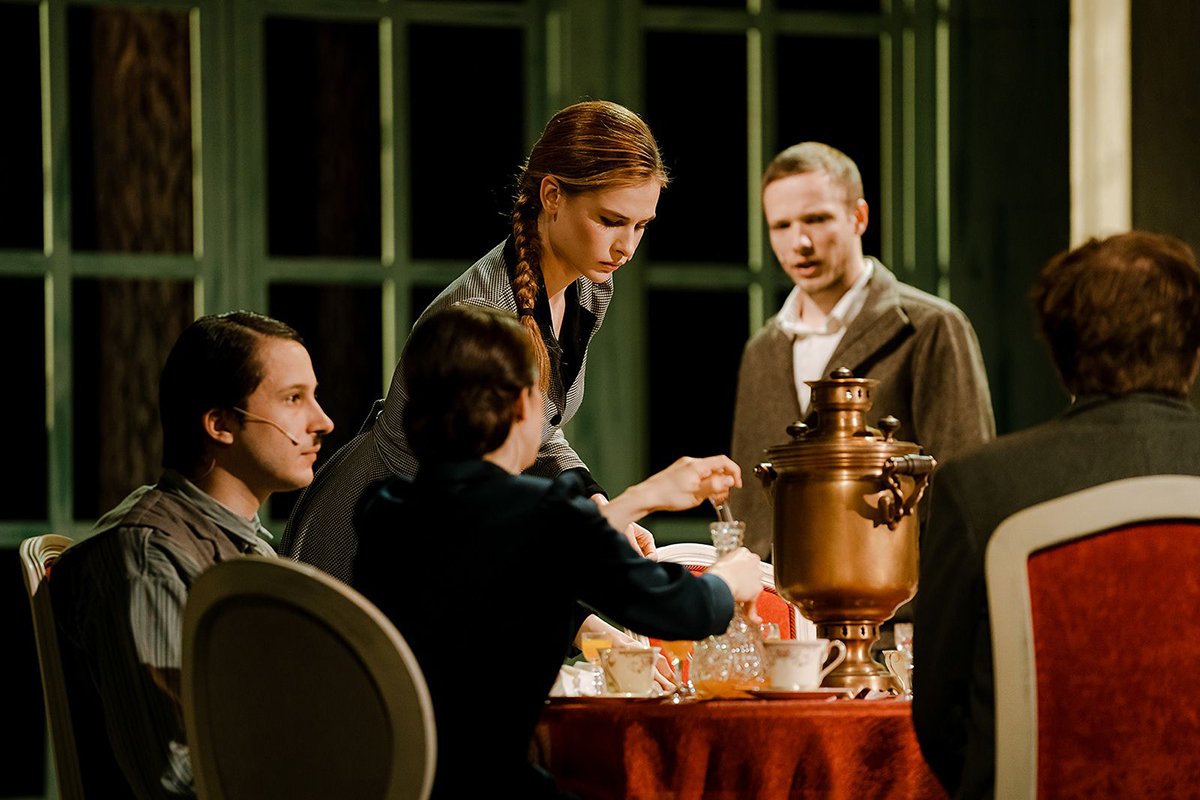 Сцена из спектакля «Смерть Тузенбаха». Фото: пресс-служба Театра на Бронной