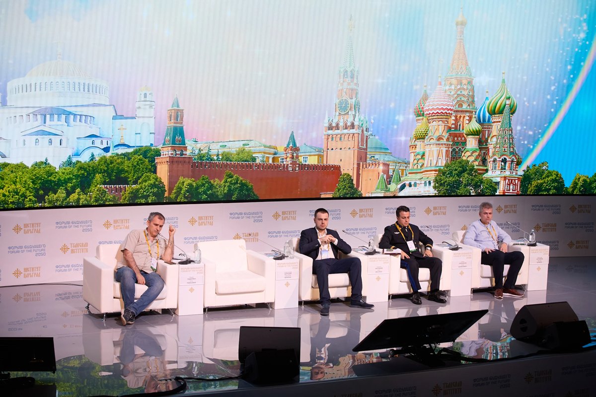 Юрий Подоляка, Кирилл Малофеев, Энес Караханов и Николай Ситников на дискуссия «Войны будущего. Геймификация войны», 9 июня 2025 года. Фото: пресс-служба «Форума будущего-2050»
