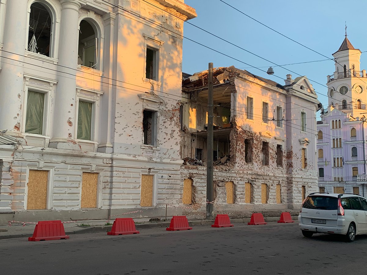 Последствия удара по Сумам баллистическими ракетами 13 апреля: разбитое здание университета. Фото: Ольга Мусафирова
