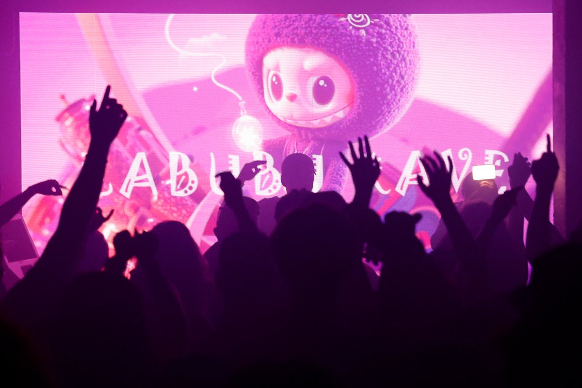 Посетители на вечеринке в стиле Лабубу, Лос-Анджелес, США, 30 августа 2025 года. Фото: Caroline Brehman / EPA