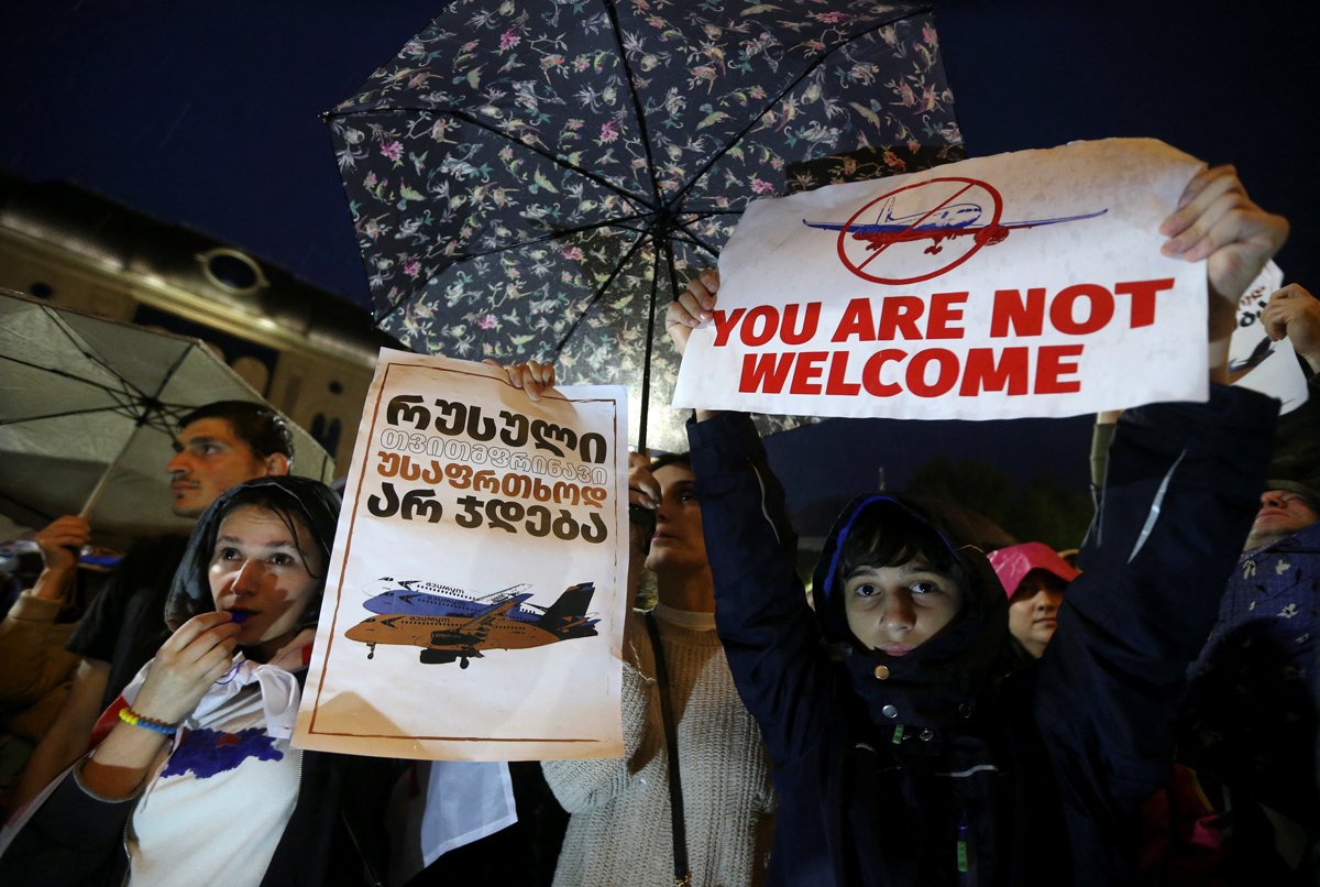 Акция протеста у здания парламента в Тбилиси против допуска российской авиакомпании к прямым рейсам между Россией и Грузией, 19 мая 2023 года. Фото: Irakli Gedenidze / Reuters / Scanpix / LETA