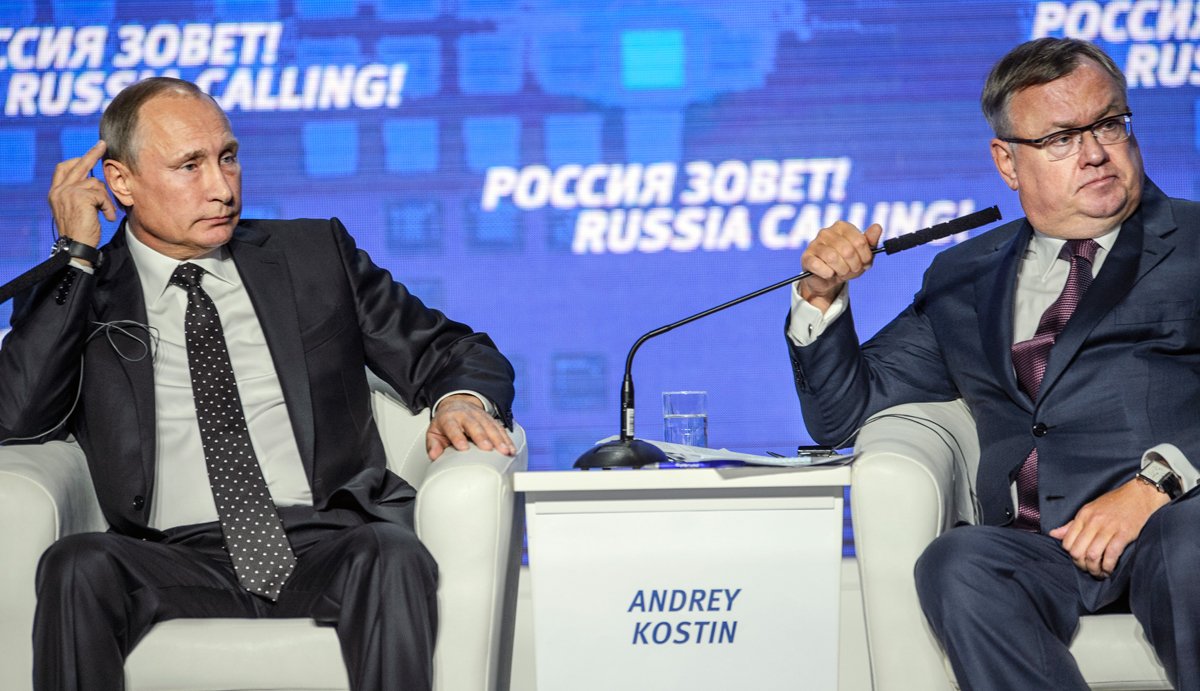 Владимир Путин и председатель правления Банка ВТБ Андрей Костин на инвестиционном форуме «Россия зовет!», 12 октября 2016 года. Фото: Дмитрий Азаров / Коммерсантъ / Sipa USA / Vida Pres