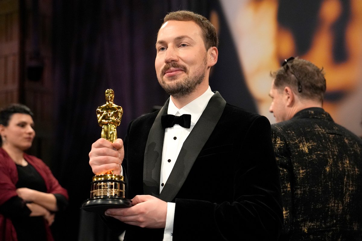 Гинтс Зильбалодис, лауреат премии за лучший анимационный фильм, после церемонии «Оскар» в Лос-Анджелесе, 2 марта 2025 года. Фото: John Locher / AP Photo / Scanpix / LETA