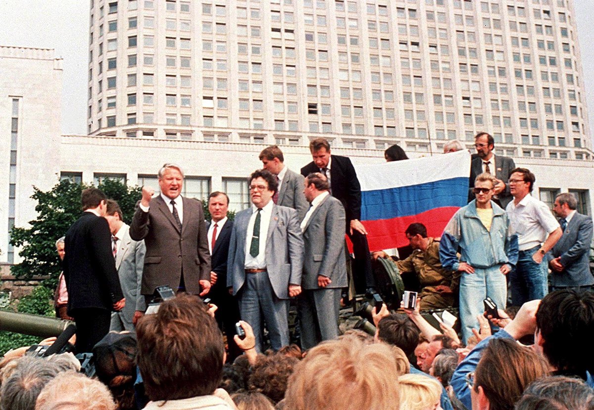 Борис Ельцин у Белого дома в Москве во время августовского путча, 19 августа 1991 года. Фото: Diane-Lu Hovasse / EPA