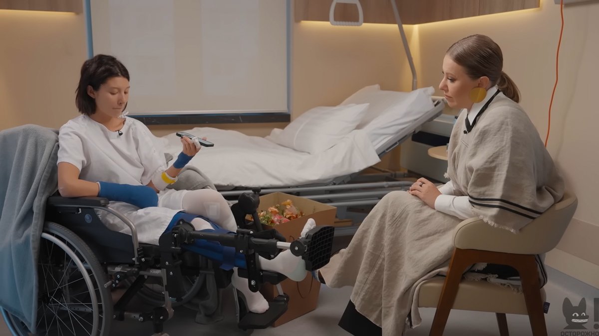 Юлия Ван и Ксения Собчак. Источник: Осторожно Собчак /  YouTube