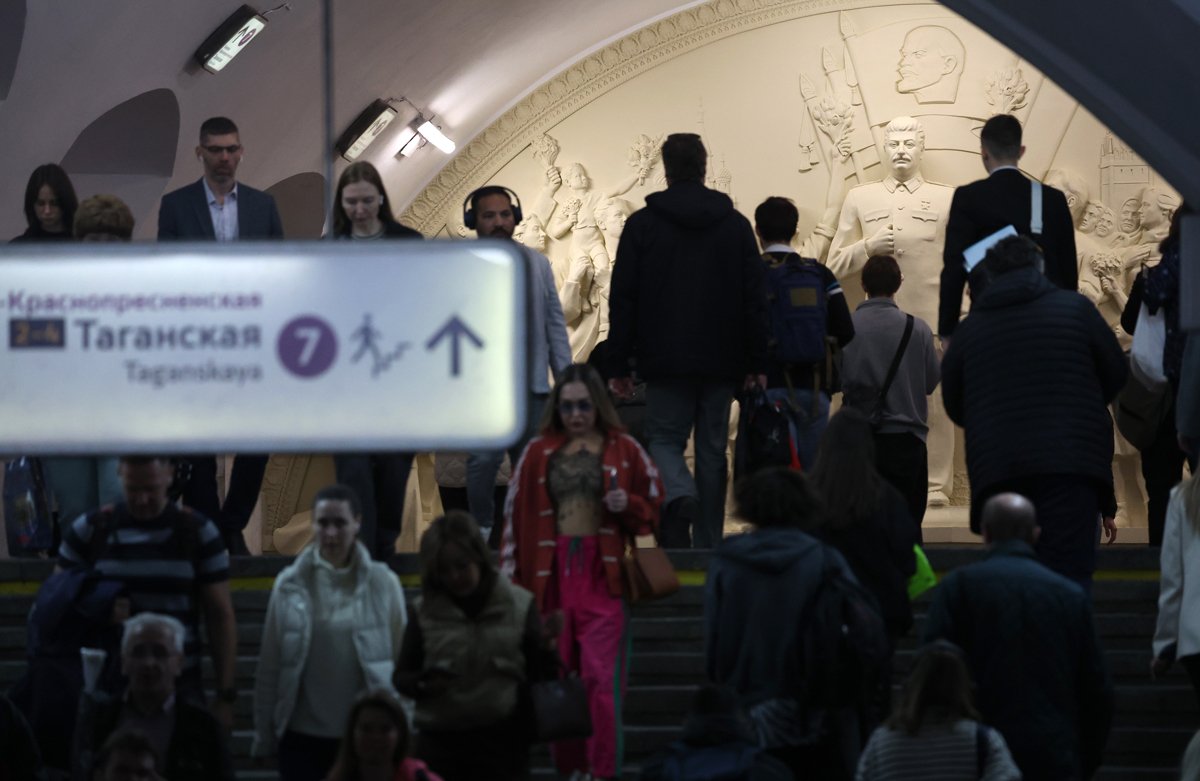 Прохожие на фоне барельефа с изображением Иосифа Сталина на станции метро «Таганская» в Москве, 15 мая 2025 года. Фото: Максим Шипенков / EPA