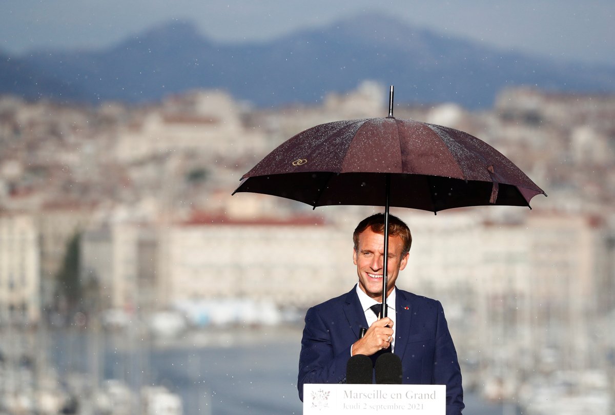 Эммануэль Макрон выступает с речью в Марселе, 2 сентября 2021 года. Фото: Guillaume Horcajuelo / Pool / Reuters / Scanpix / LETA