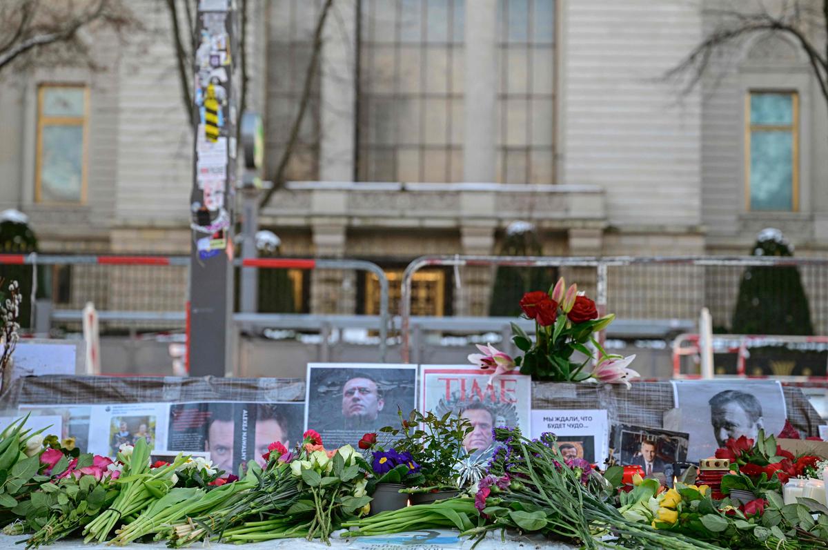 Цветы у импровизированного мемориала в память об Алексее Навальном перед посольством России в Берлине, 16 февраля 2025 года. Фото: John MacDougall / AFP / Scanpix / LETA