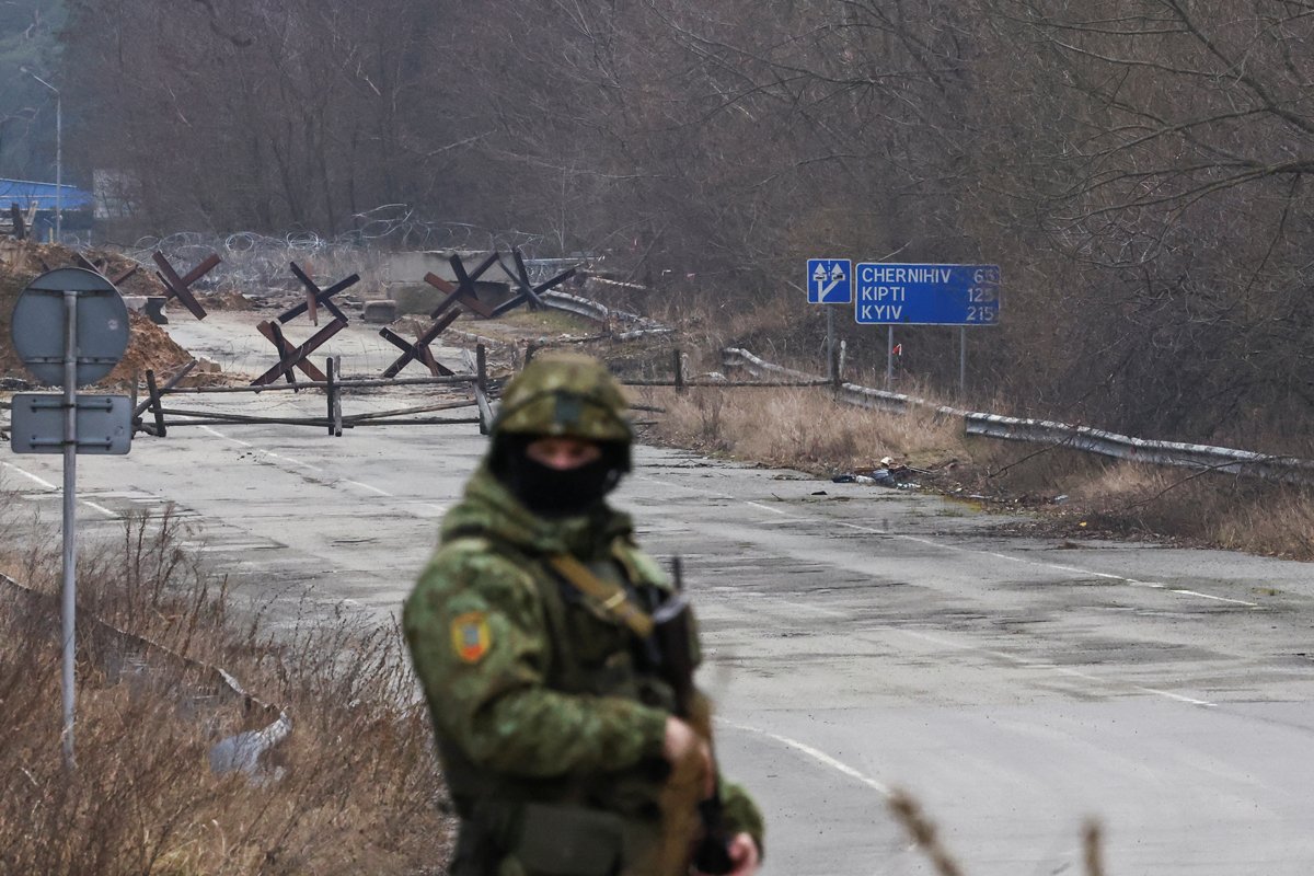 Белорусский военнослужащий на границе с Украиной недалеко от пункта пропуска «Новая Гута», Гомельская область, Беларусь, 28 января 2025 года. Фото: Евгения Новоженина / Reuters / Scanpix / LETA