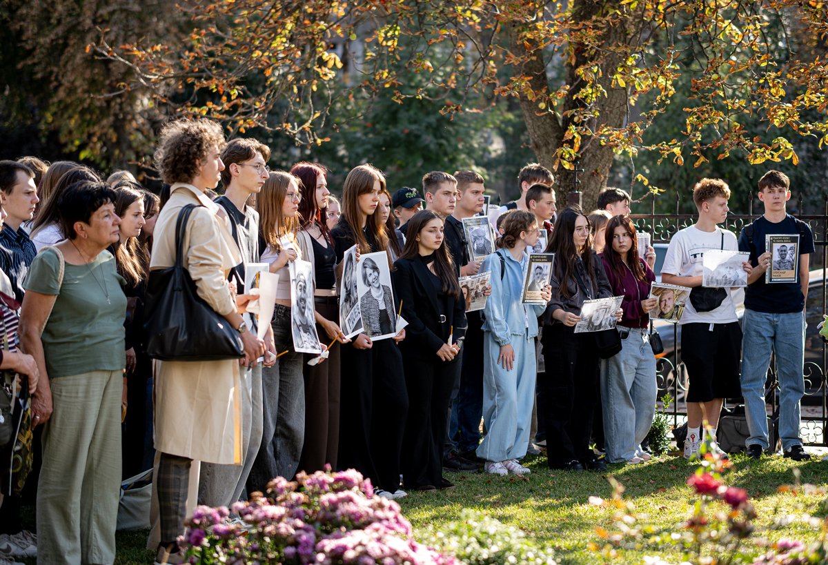 Пришедшие на поминальную службу по Георгию Гонгадзе держат фотографии убитых журналистов, Киев, Украина, 16 сентября 2025 года. Фото: Евгений Зинченко / Национальный союз журналистов Украины