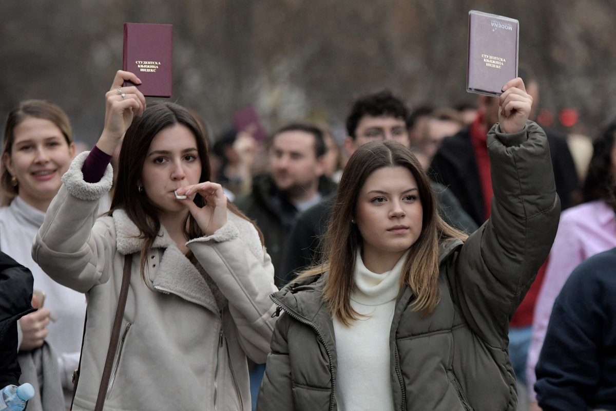 Студенты держат зачетные книжки во время акции протеста после обрушения крыши вокзала в Нови-Саде, 28 января 2025 года. Фото: Nenad Mihajlovic / AFP / Scanpix / LETA