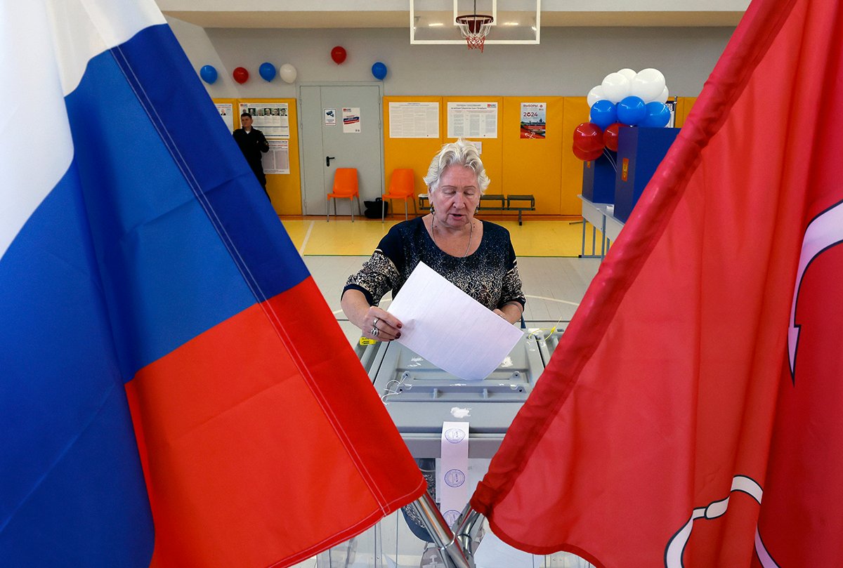 Женщина голосует на избирательном участке во время губернаторских выборов в Санкт-Петербурге, Россия, 6 сентября 2024 года. Фото: Анатолий Мальцев / EPA