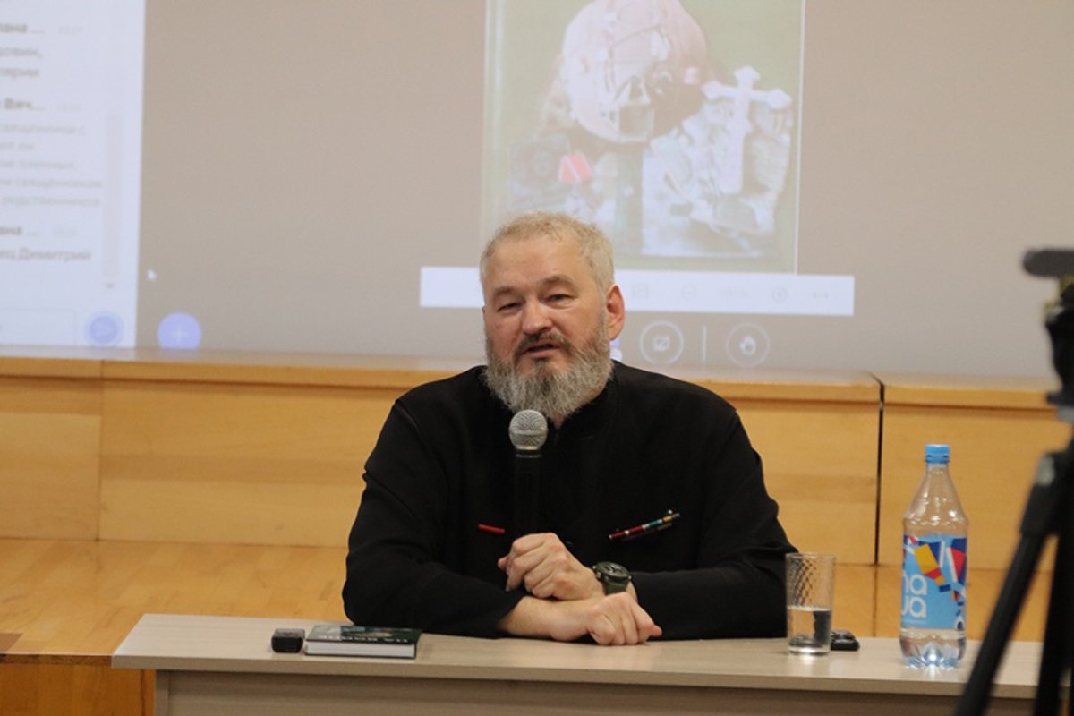 Протоиерей Димитрий (Василенков) на презентации книги «На войне. Пароль «Донбасс» 2023», 21 октября 2023 года. Фото:  Донская духовная семинария Ростовской-на-Дону Епархии РПЦ