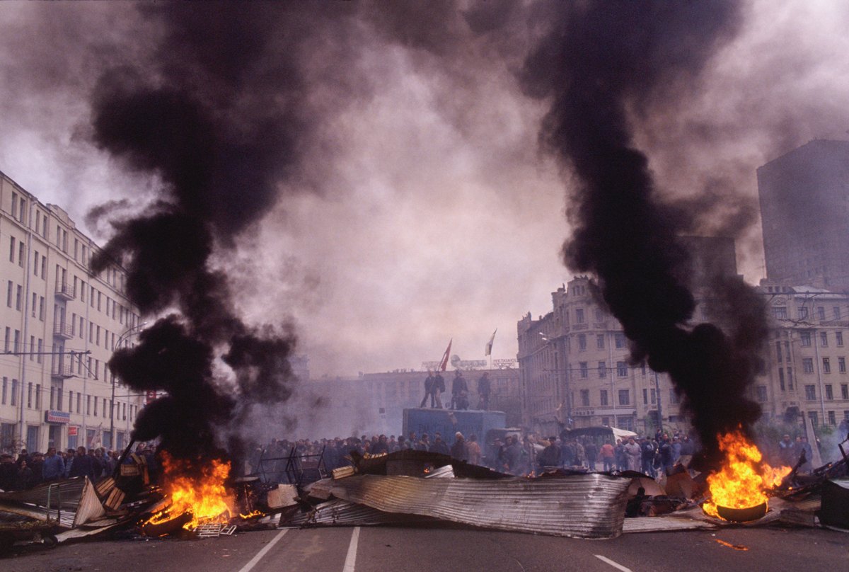Противники правительства Бориса Ельцина возводят баррикады на Садовом кольце у станции метро «Смоленская» в центре Москвы, 2 октября 1993 года. Фото: Chuck Nacke / Alamy / Vida Press