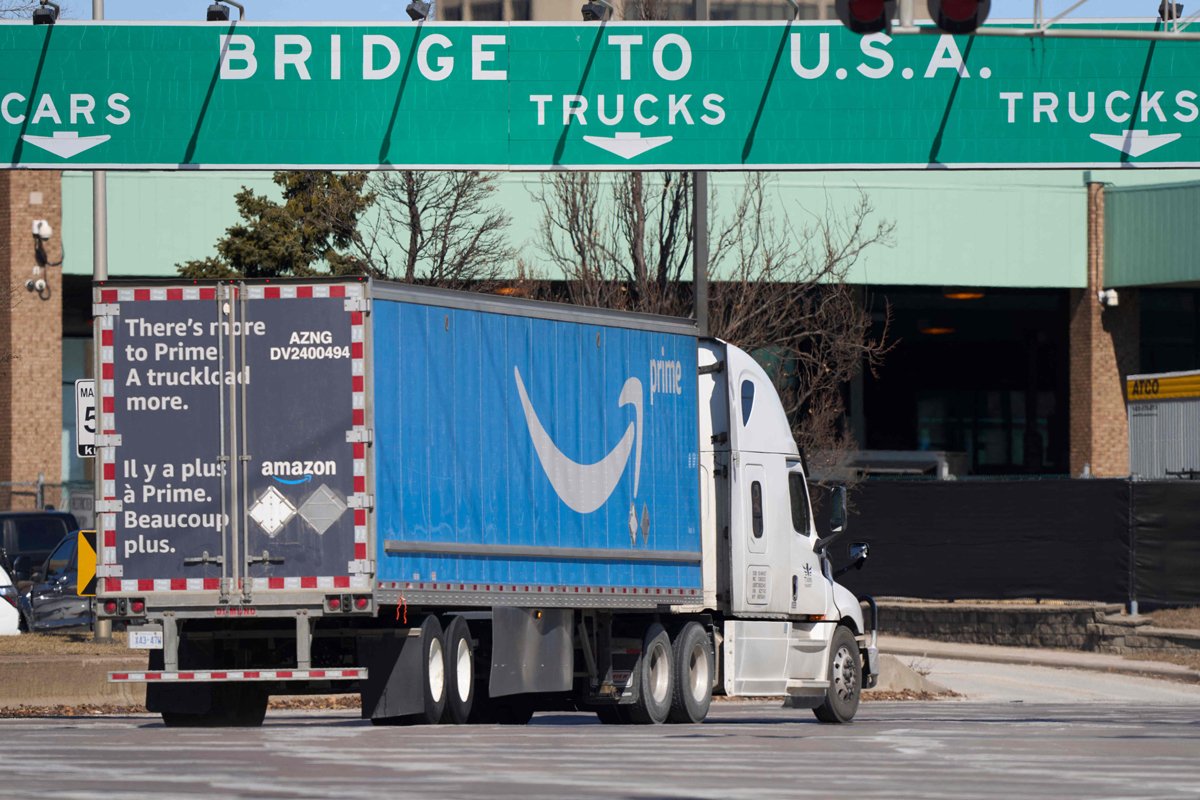 Грузовик у границы США и Канады на мосту Амбассадор в Онтарио, Канада, 8 марта 2025 года. Фото: Geoff Robins / AFP / Scanpix / LETA