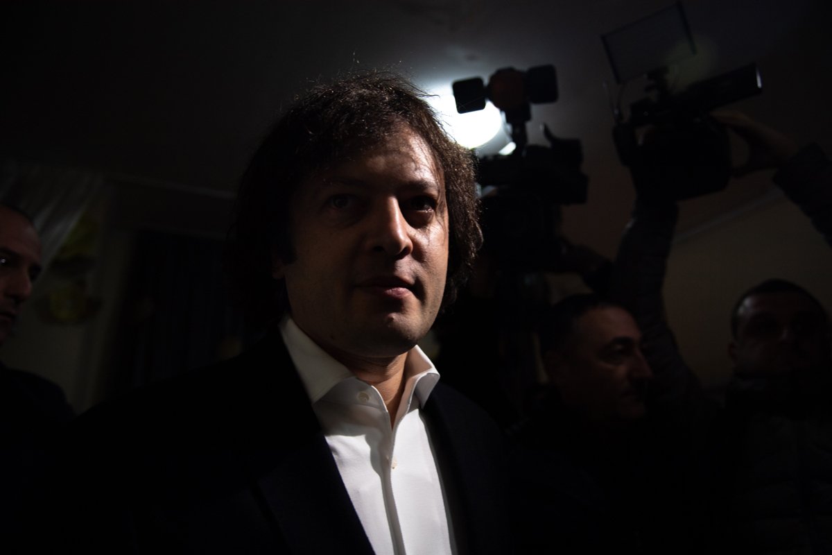 Ираклий Кобахидзе голосует на избирательном участке в Тбилиси, 26 октября 2024 года. Фото: Jay Kogler / SOPA Images / Sipa USA / Vida Press