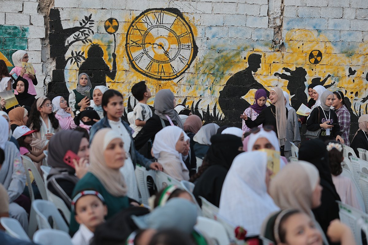 Сирийцы отмечают двенадцатую годовщину химической атаки 2013 года демонстрацией в городе Муадамиет аш-Шам на окраине Дамаска, Сирия, 21 августа 2025 года. Фото: Mohammed Al Rifai / EPA