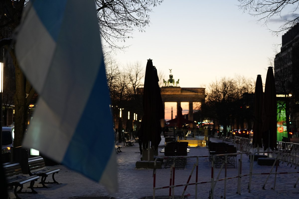 Бело-сине-белый флаг у российского посольства. Фото: voleemor / «Новая газета Европа»