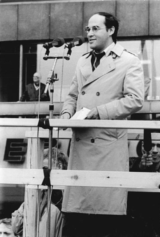 Грегор Гизи на митинге на Александерплатц в Берлине, 4 ноября 1989 года. Фото: Hubert Link/ Bundesarchiv (CC-BY-SA 3.0)