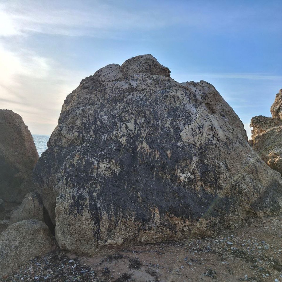 Камень с следами мазута на пляже Анапы. Фото: Руфина Гарипова