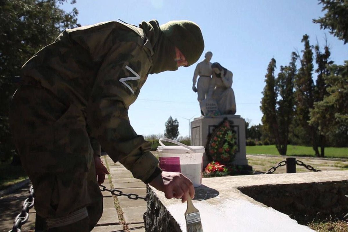 Солдат Росгвардии участвует в благоустройстве одного из памятников в Херсонской области Украины, апрель 2022 года. Фото: @herson_respublika /  Telegram