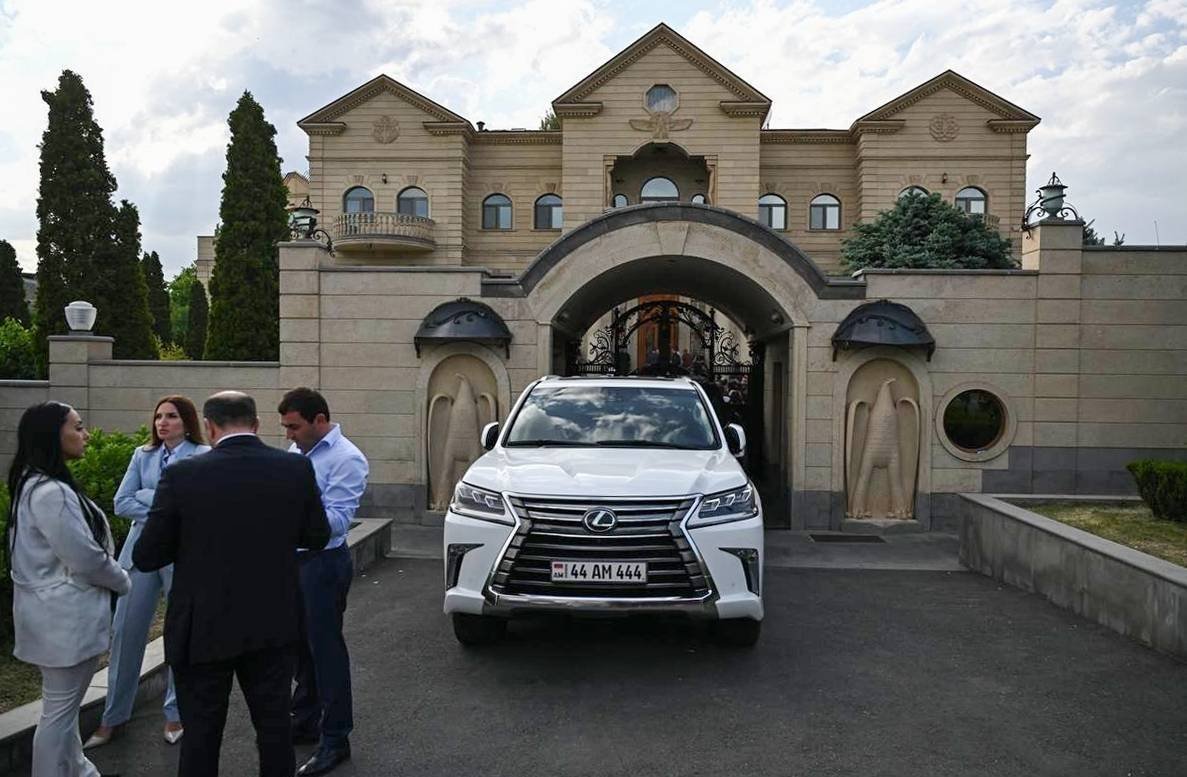 Вид на особняк Карапетяна во время обыска, 17 июня 2025 года. Фото: Спутник / Imago Images / Scanpix / LETA