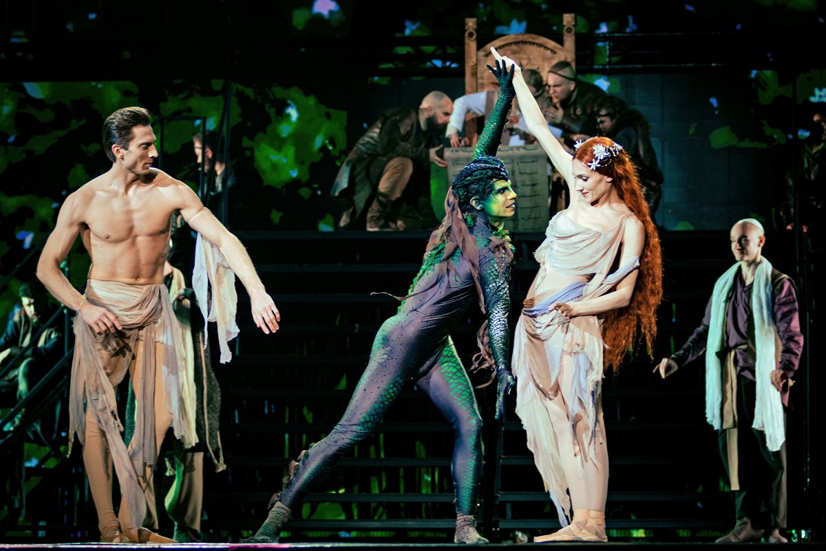 Танцовщик Дмитрий Соболевский, артисты балета Ринат Ханджян и Юлия Сергиенко во время оперы «Князь Владимир», 6 февраля 2025 года. Фото: Александр Комаров / Коммерсантъ / Sipa USA / Vida Press