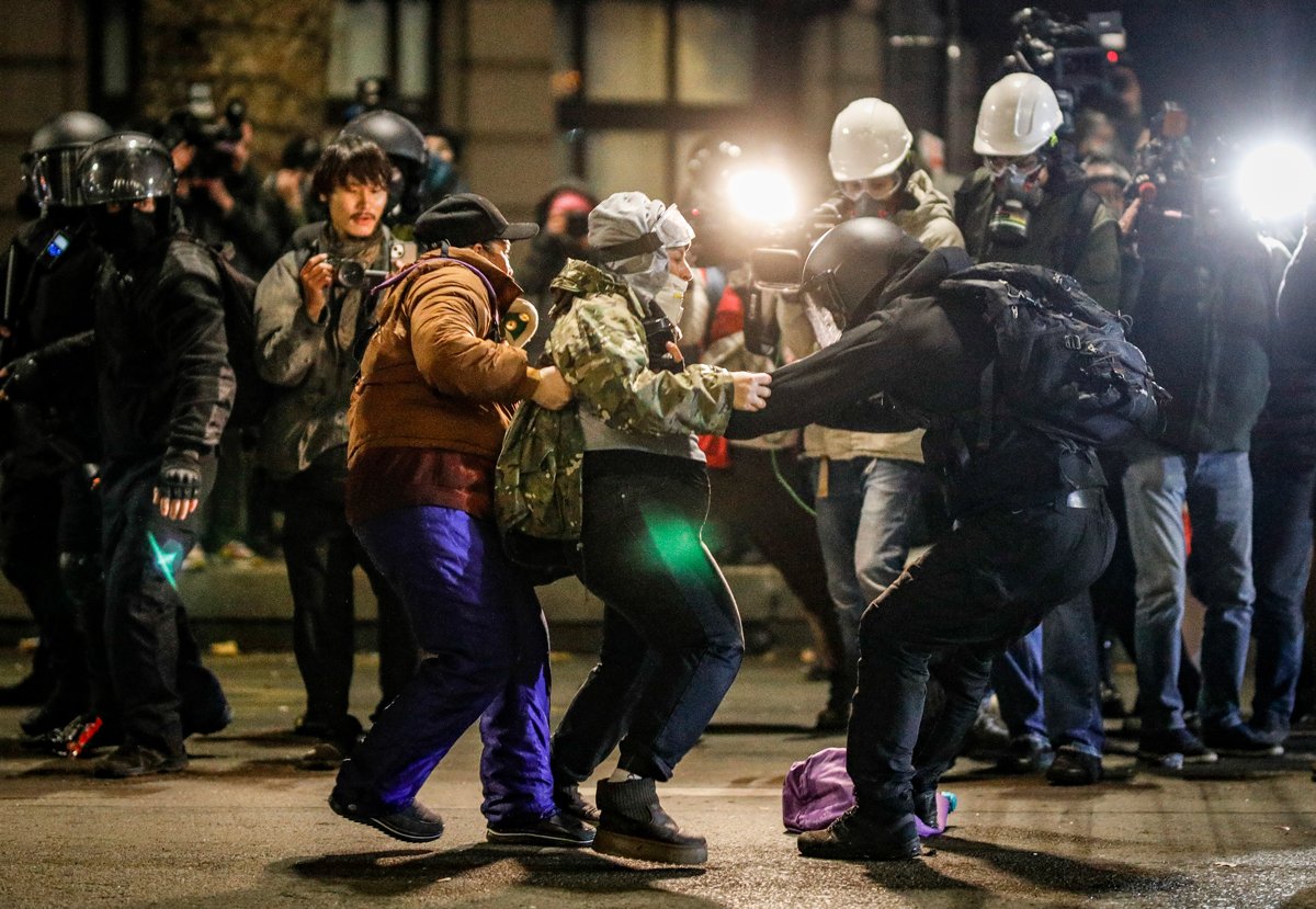 Грузинские полицейские задерживают участников митинга в Тбилиси, 2 декабря 2024 года. Фото: David Mdzinarishvili / EPA