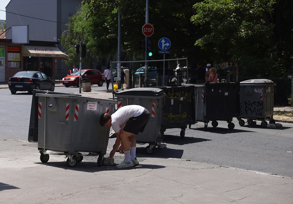 Протестующий возводит баррикады для блокады дорог, организованной студентами и антиправительственными демонстрантами в Белграде, Сербия, 1 июля 2025 года. Фото: Andrej Cukic / EPA