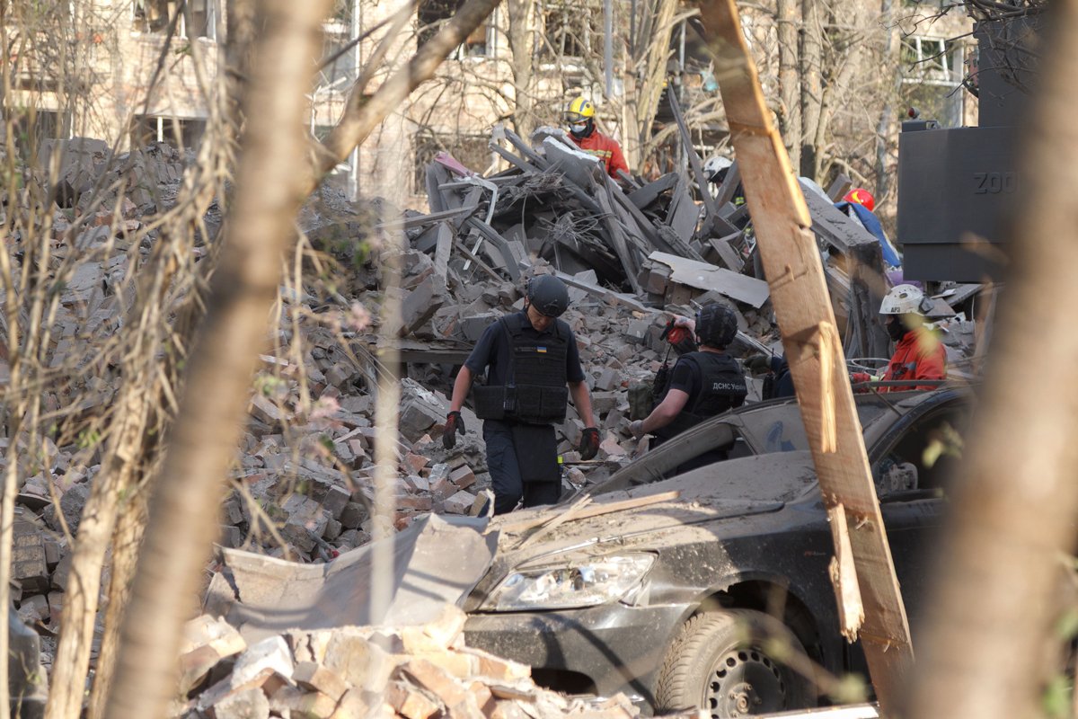 Последствия атаки в Киеве, 24 апреля 2025 года. Фото: Kirill Chubotin / Ukrinform / Shutterstock / Rex Features / Vida Press