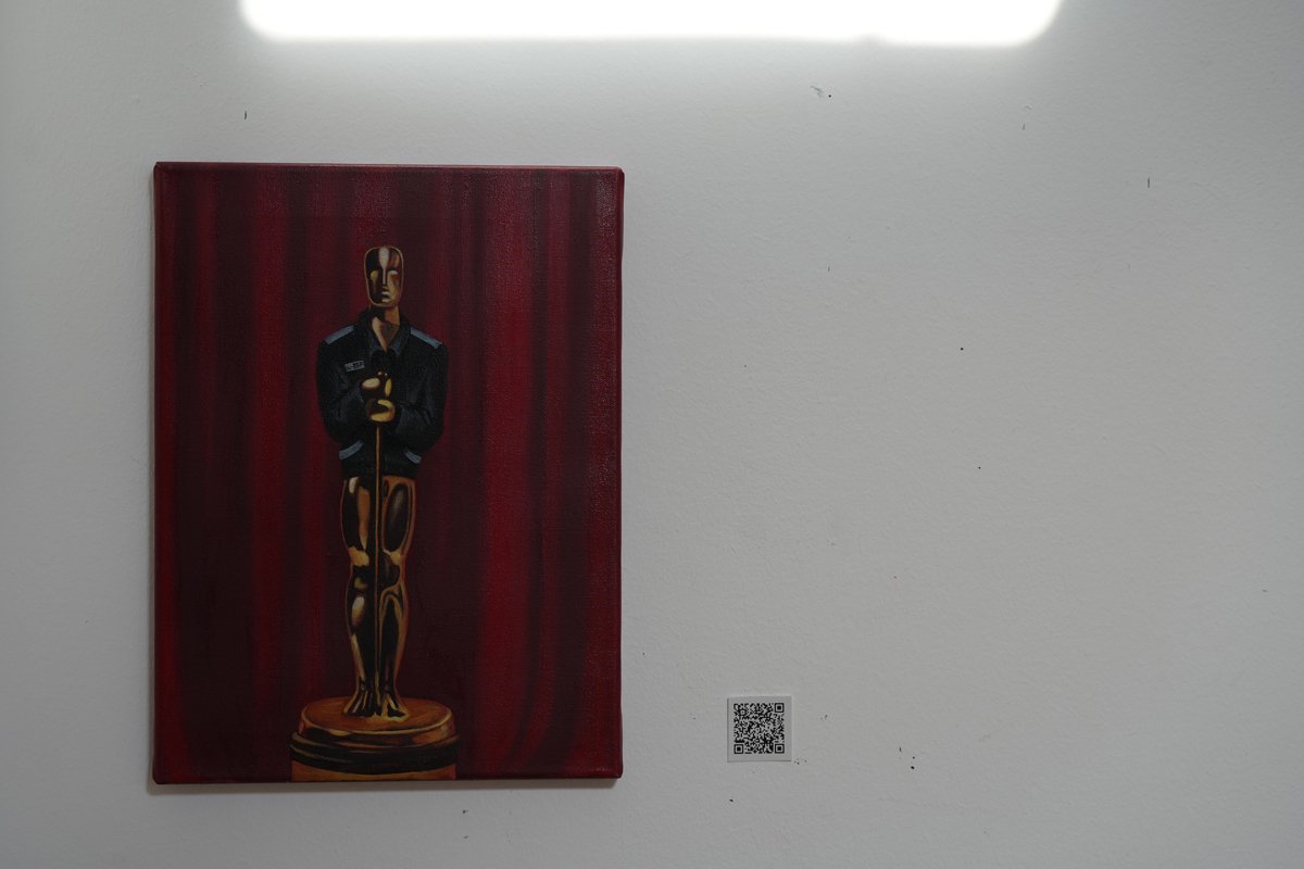 Работы художников Лизы Пушкиной и Error из серии «Щ» Оскар в тюремной робе. Фото: voleemor / «Новая газета Европа»