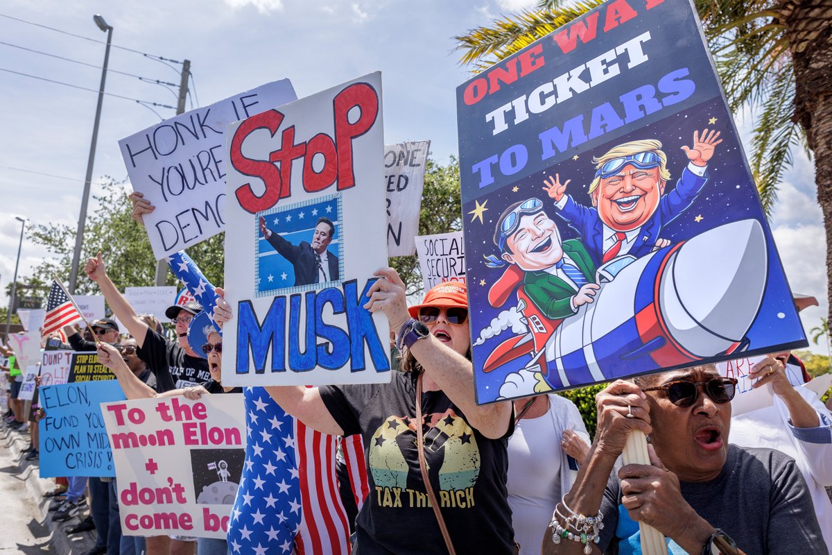 Активисты на акции протеста Tesla Takedown у автосалона Tesla в Форт-Лодердейле, Флорида, США, 22 марта 2025 года. Фото: Cristobal Herrera-Ulashkevich / EPA