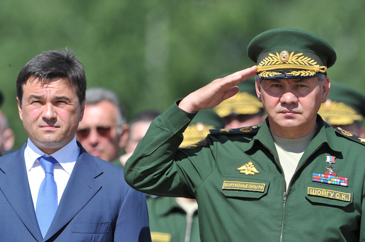 Андрей Воробьев (слева) и Сергей Шойгу (справа) во время соревнований по танковому биатлону в Алабино, Московская область, 17 августа 2013 года. Фото: Петр Кассин / Коммерсантъ / Sipa USA / Vida Press