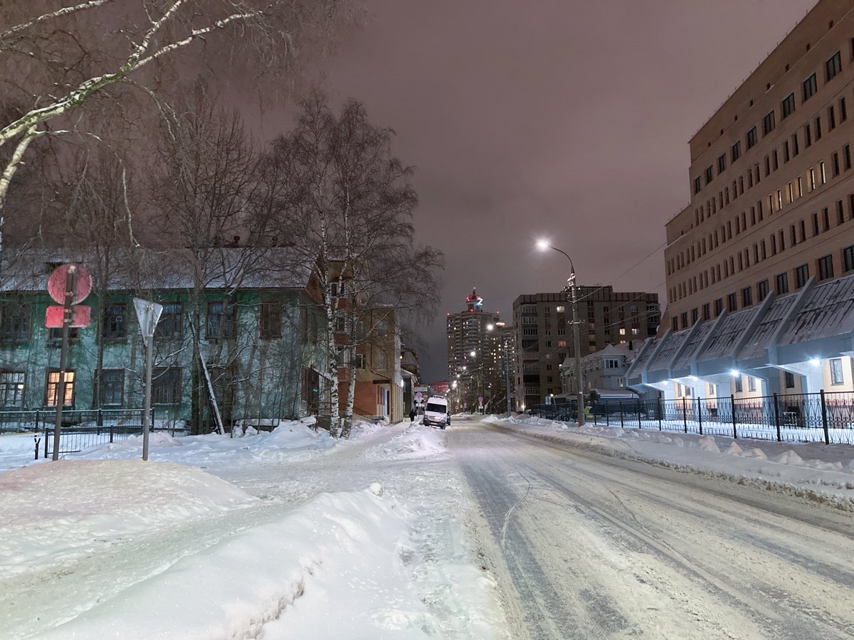 Улица у здания областного суда. Фото: «Ветер»