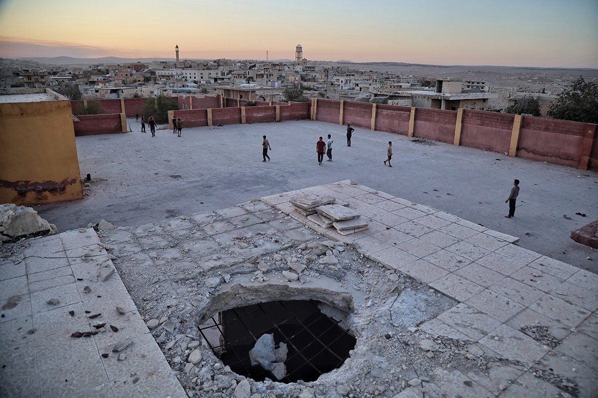 Дети играют в разрушенной школе в Хассе, в сельской местности на юге Идлиба, Сирия, 21 сентября 2025 года. Фото: Bilal Al Hammoud / EPA