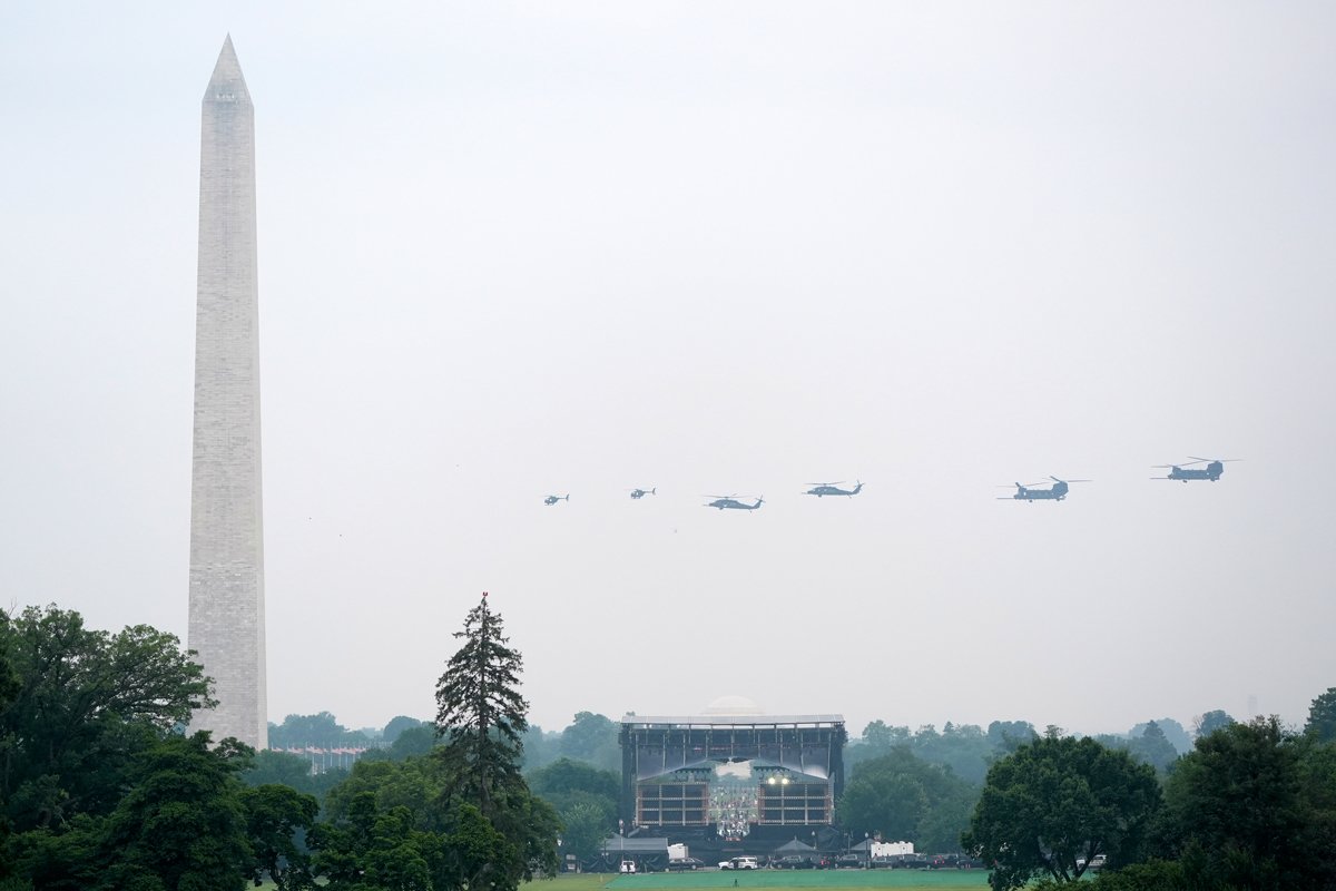 Вертолёты армии США выполняют пролёт во время военного парада, Вашингтон, округ Колумбия, 14 июня 2025 года. Фото: Mark Schiefelbein / AP Photo / Scanpix / LETA