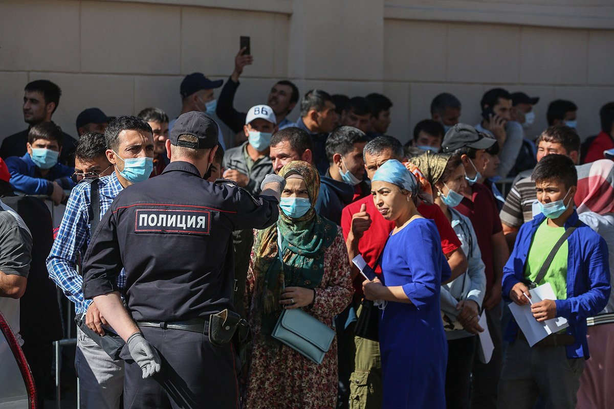 Люди стоят в очереди у здания посольства Таджикистана в Москве, Россия, 10 августа 2020 г. Фотограф: Андрей Рудаков / Bloomberg / Getty Images