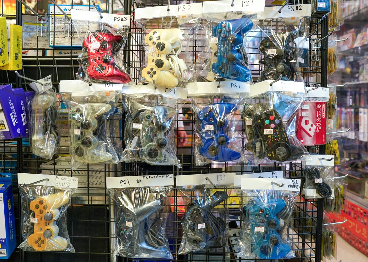 Подержанные игровые контроллеры Sony PlayStation выставлены на продажу в магазине ретро-видеоигр в Токио, Япония, 3 декабря 2024 года. Фото: Christopher Jue / EPA-EFE