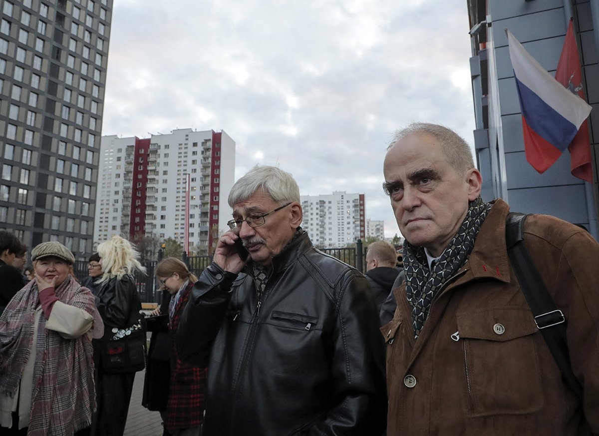 Олег Орлов и Ян Рачинский у здания суда после слушания по делу «Мемориала» в Москве, 7 октября 2022 года. Фото: Максим Шипенков / EPA-EFE