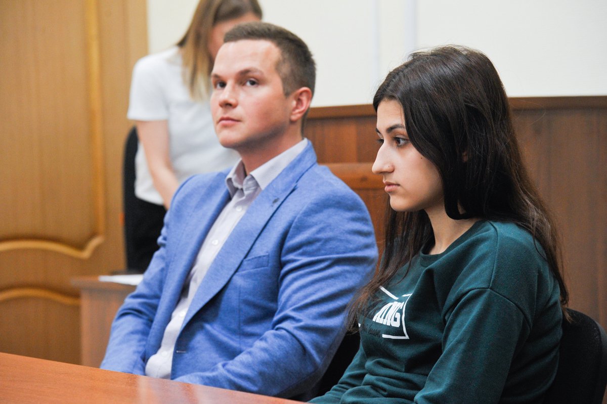 Крестина Хачатурян и ее адвокат Алексей Липцер на заседании по продлению домашнего ареста в Басманном суде Москвы, 26 июня 2019 года. Фото: Александр Авилов / АГН «Москва»