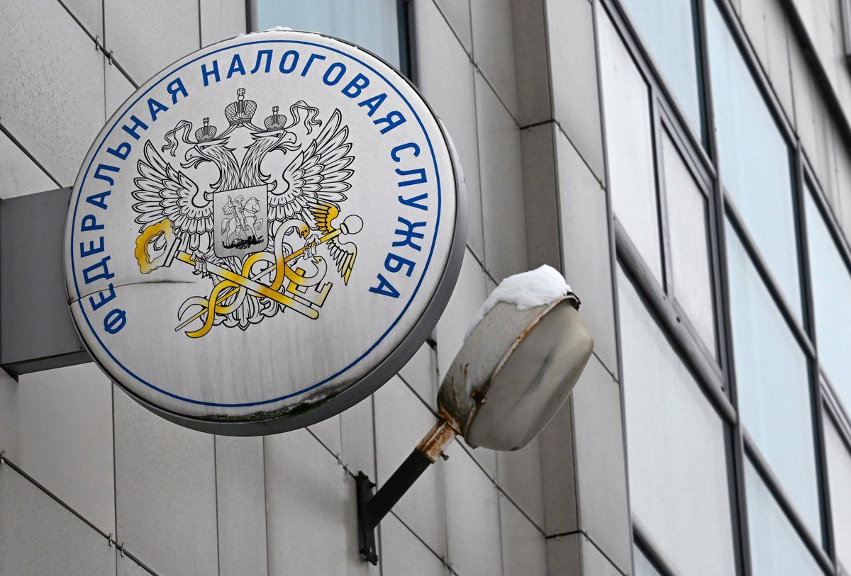 Вывеска у офиса налоговой службы в Москве. Фото: Анатолий Жданов / Коммерсантъ / Sipa USA / Vida Press