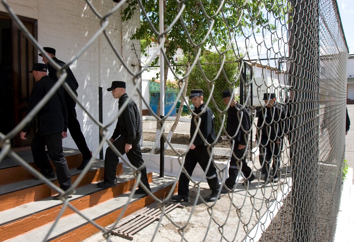 Заключённые входят в отделение в тюремной больницы, Томск, 4 июня 2008 года. Фото: Thomas Peter / Reuters / Scanpix / LETA