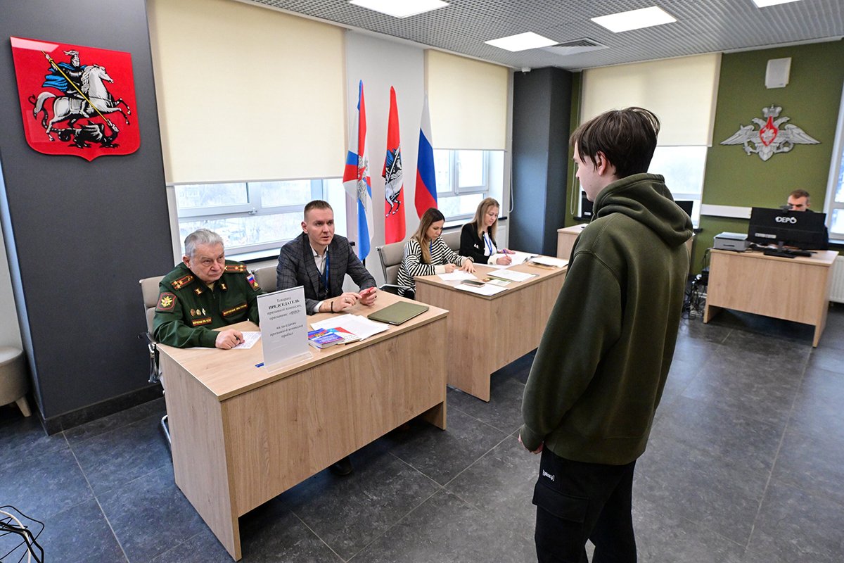 Призывная комиссия на срочную военную службу, Москва, 1 апреля 2025 года. Фото:Сергей Киселев / Агентство «Москва»