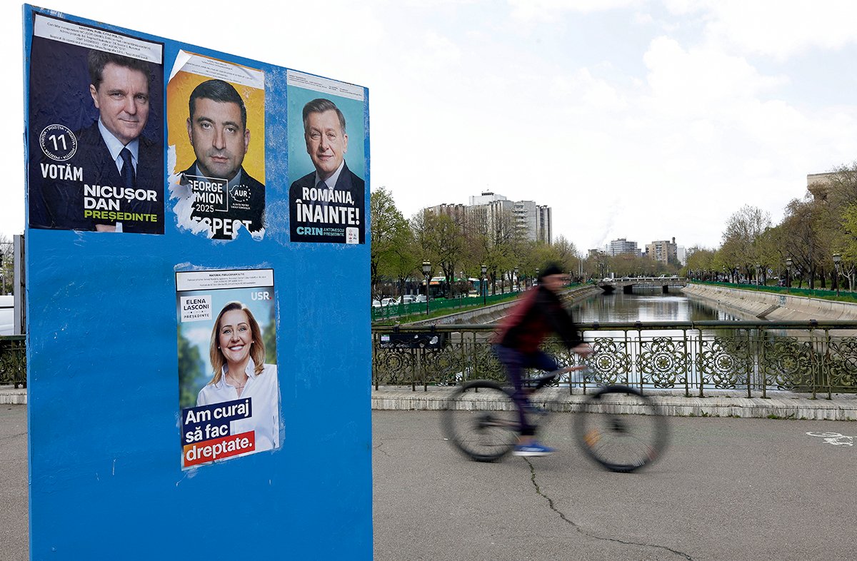 Рекламный щит с предвыборными плакатами кандидатов на президентских выборах 2025 года в Бухаресте, Румыния, 7 апреля 2025 года. Фото: Robert Ghement / EPA-EFE