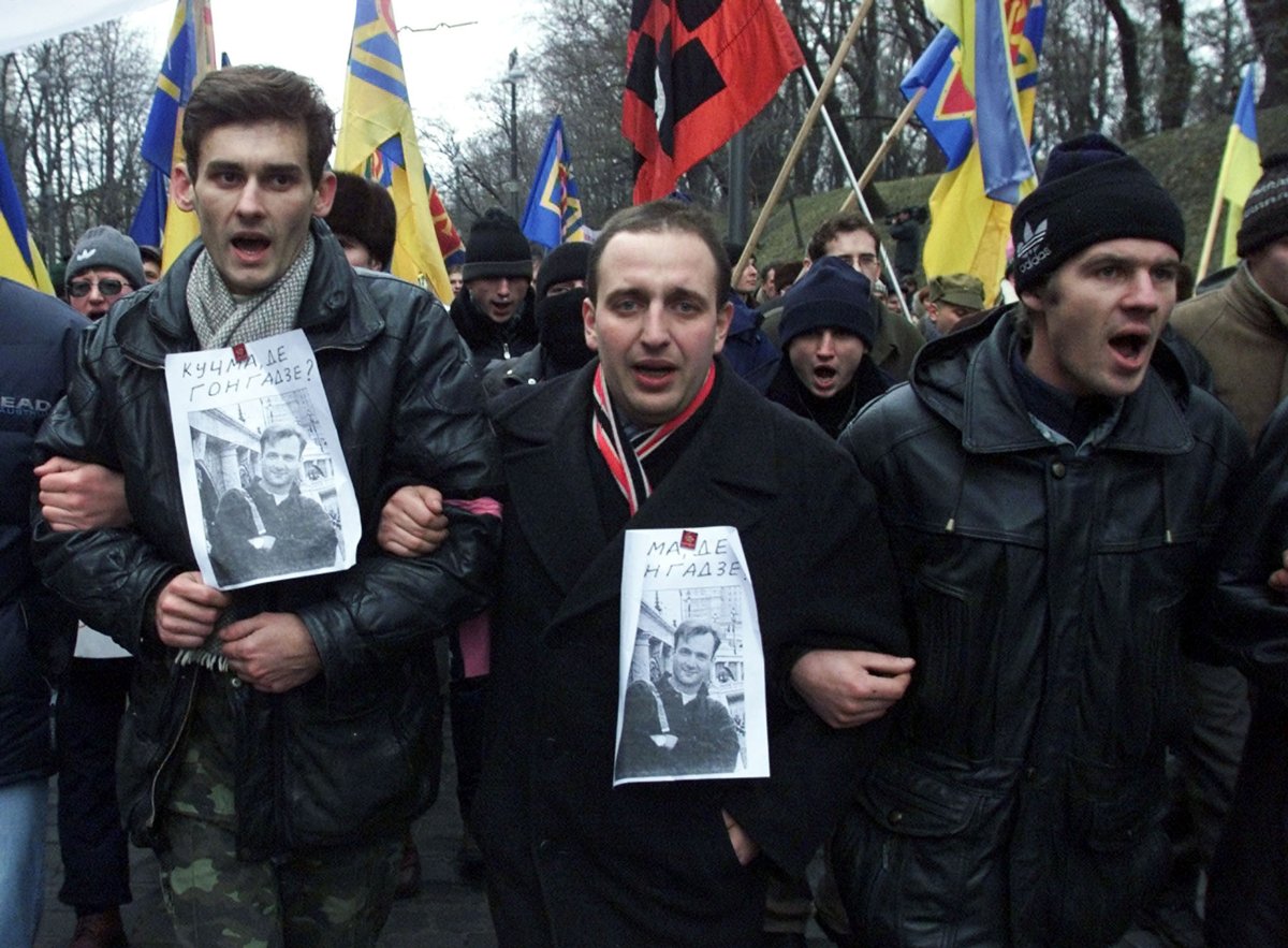 Протестующие с портретами Георгия Гонгадзе направляются к зданию парламента в Киеве, Украина, 19 декабря 2000 года. Фото: Reuters / Scanpix / LETA